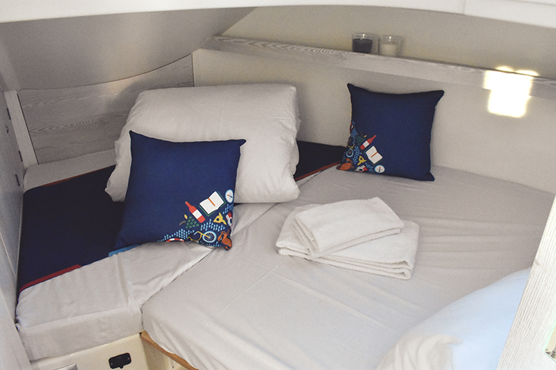 Le Boat Horizon 5 Front Cabin